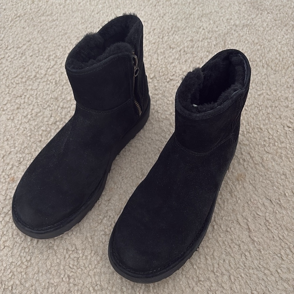 NWOT UGG Classic Mini shearling boots Women size 6